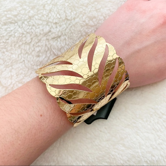 Jewelry - Gold cuff bracelet✨